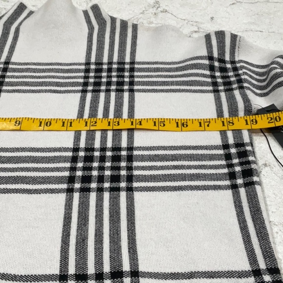 TAHARI Turtleneck sweater with black and white check print.Size XS - Picture 5 of 7